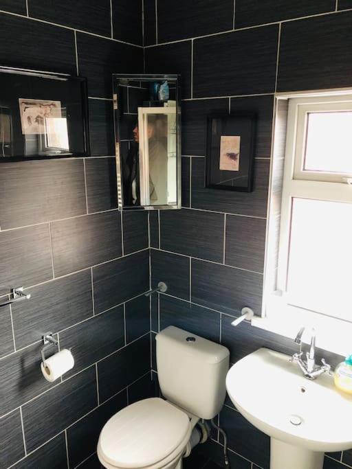 Cosy Two Bed Terraced House 7Min Drive From City Belfast Exterior foto