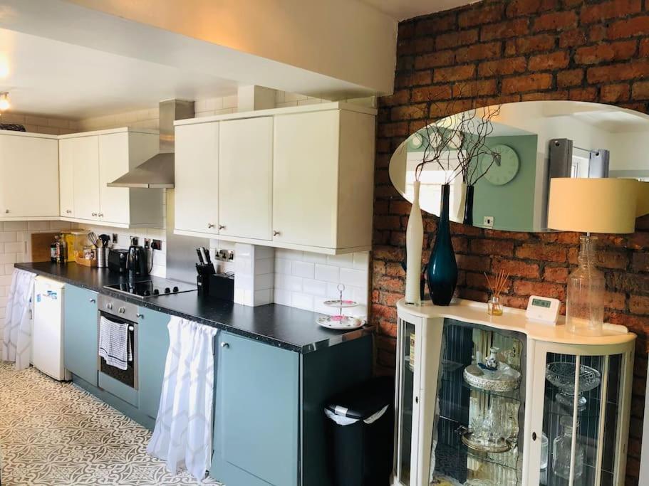 Cosy Two Bed Terraced House 7Min Drive From City Belfast Exterior foto